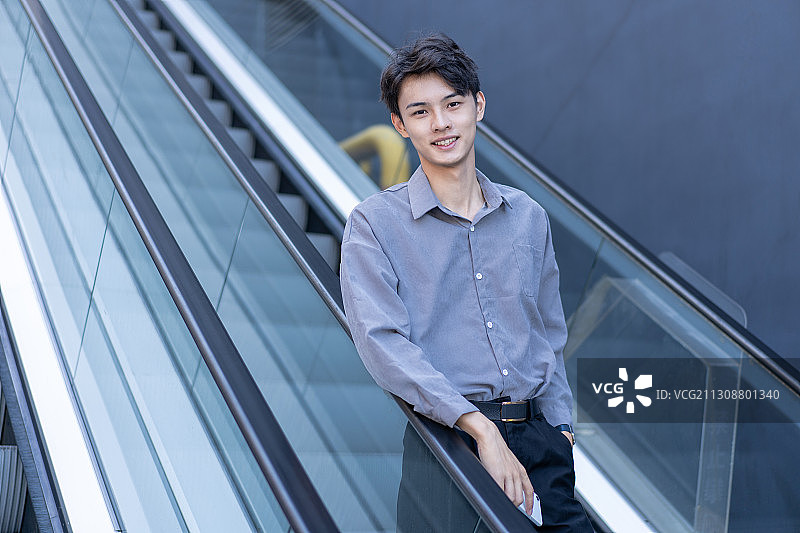 搭乘手扶电梯着装得体的男性白领图片素材