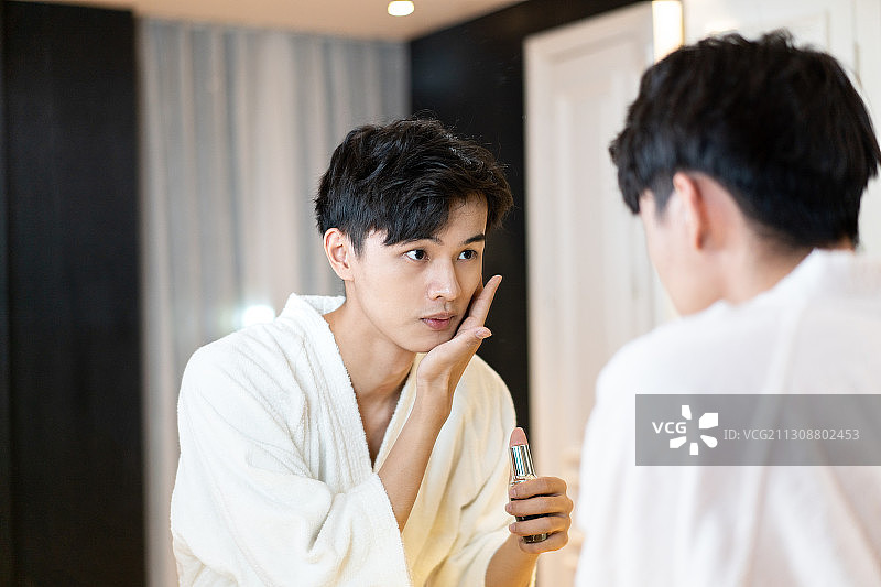 在卫生间做脸部补水的年轻人图片素材