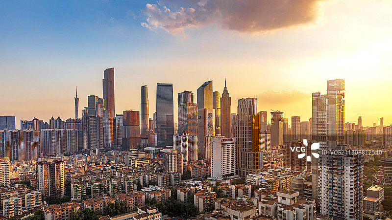 梦幻般的金色顶在头上，远处的建筑仿佛披上了一层金沙图片素材