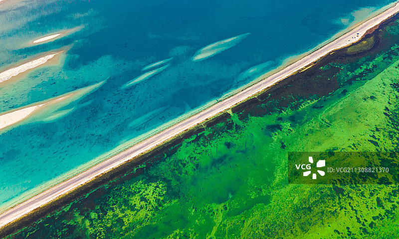 穿过湖泊的公路图片素材