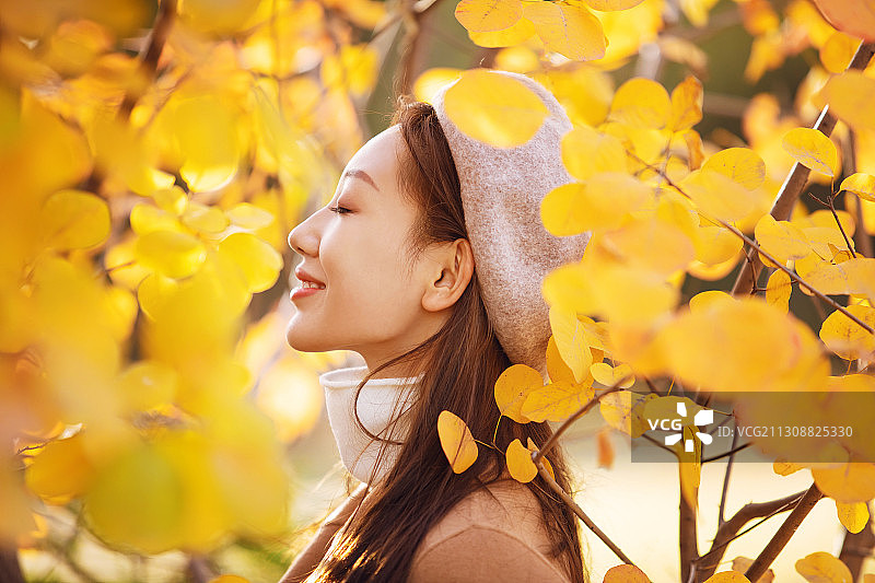 美丽的东方年轻女子侧面特写图片素材