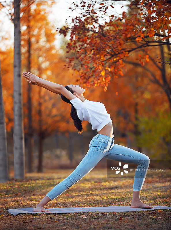 年轻女子在户外做拜日式瑜伽图片素材