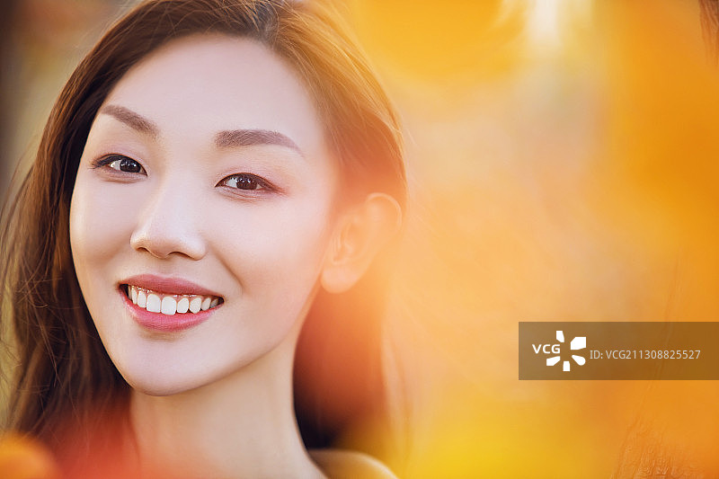 笑容灿烂的东方女子面部特写图片素材