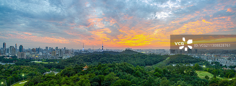 黄昏的广州城市天际线全景日落图片素材