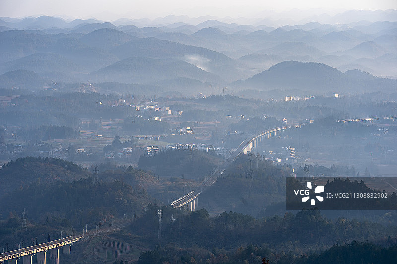 一辆动车驶过宜万铁路利川汪营段图片素材