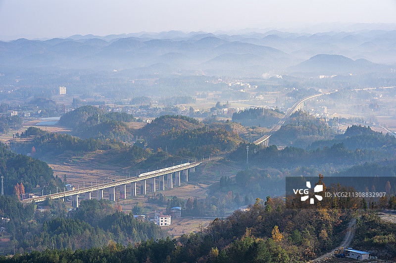 一辆动车驶过宜万铁路利川汪营段图片素材