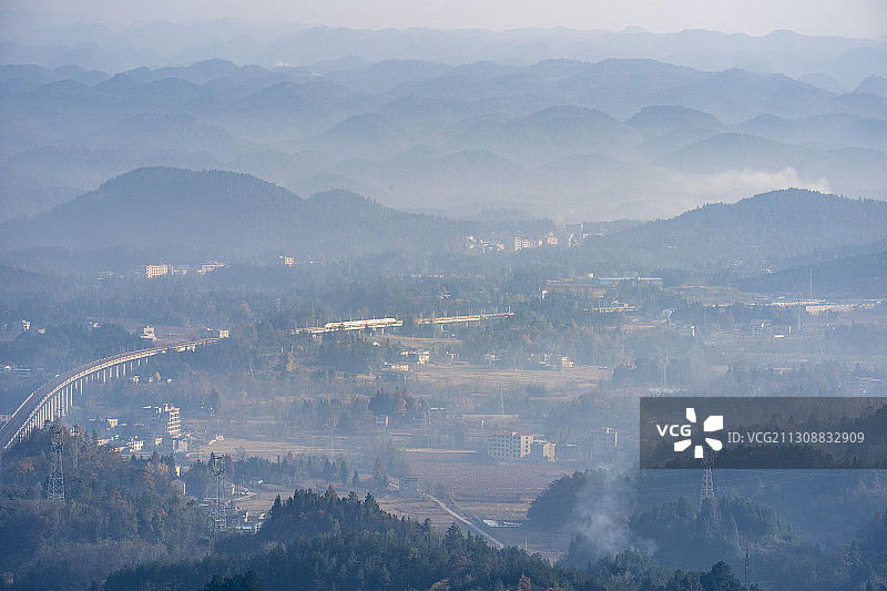 一辆动车驶过宜万铁路利川汪营段图片素材