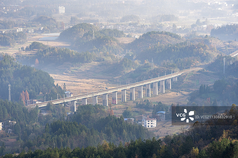 一辆动车驶过宜万铁路利川汪营段图片素材