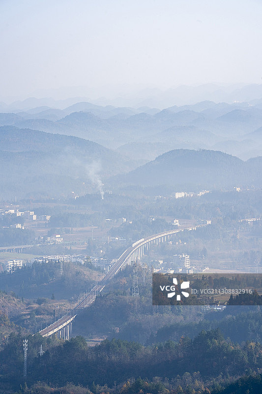 一辆动车驶过宜万铁路利川汪营段图片素材