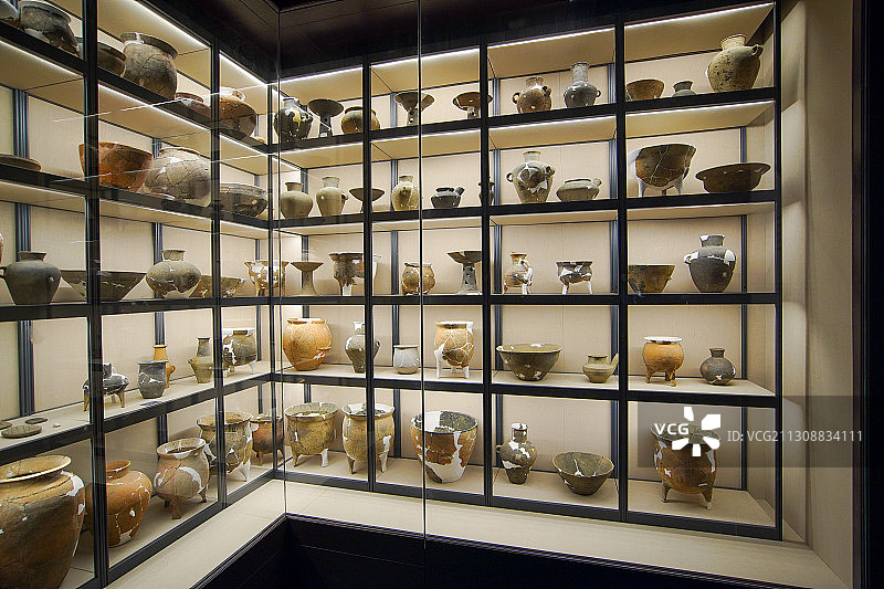 石器时代的陶罐+江苏省徐州市云龙区徐州博物馆图片素材