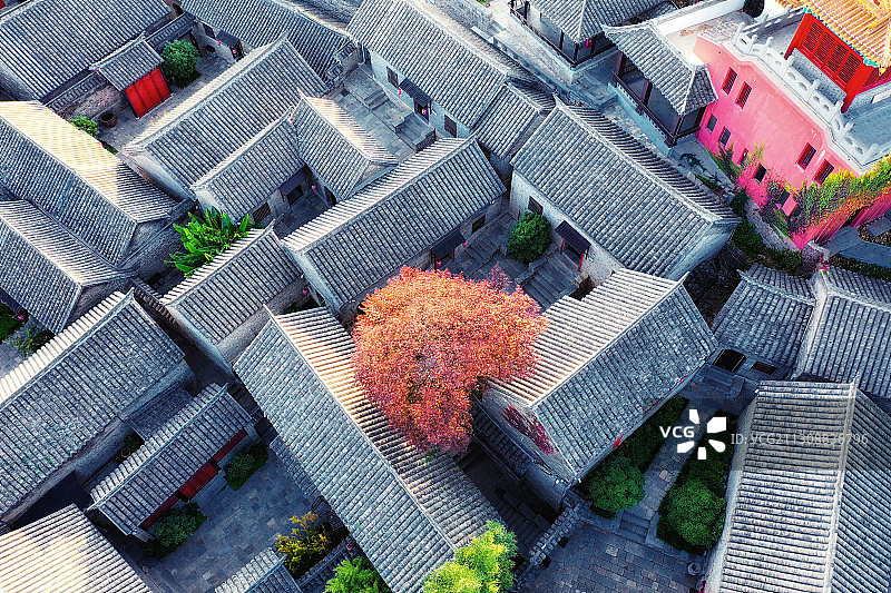 民居大院中的红+江苏省徐州市云龙区户部山古建筑群图片素材