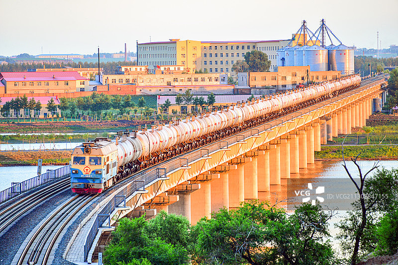 全列银色油罐列车行驶在哈尔滨枢纽王万线长岭湖大桥上图片素材