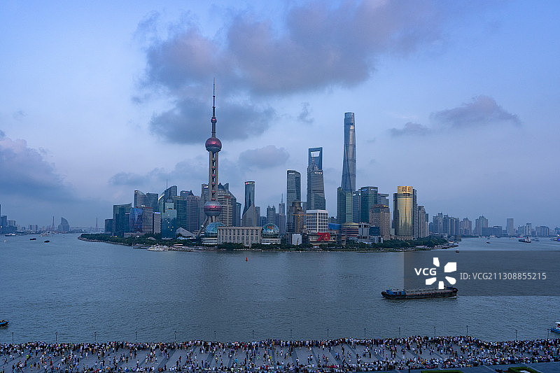 上海黄浦江陆家嘴中心建筑群夜景蓝调外滩游人图片素材