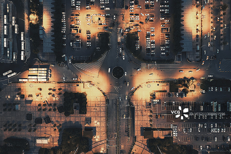 灯光下的汉口火车站广场+湖北省武汉市江汉区汉口火车站图片素材