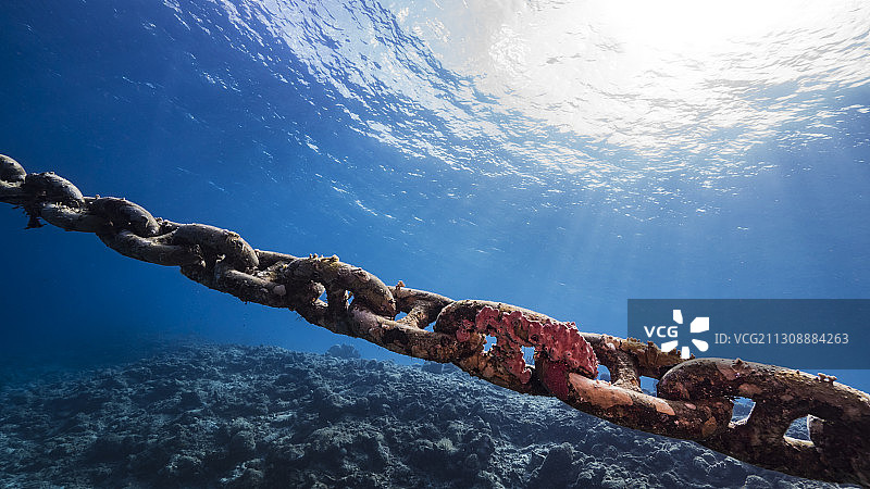 铁链与天空的仰视视角图片素材