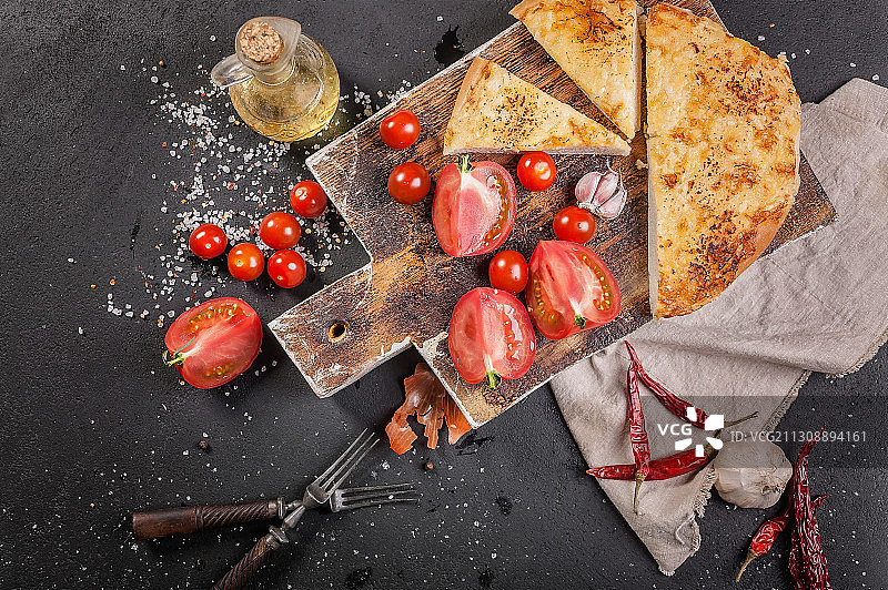餐桌上食物的正上方图片素材