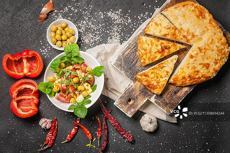 餐桌上食物的正上方图片素材