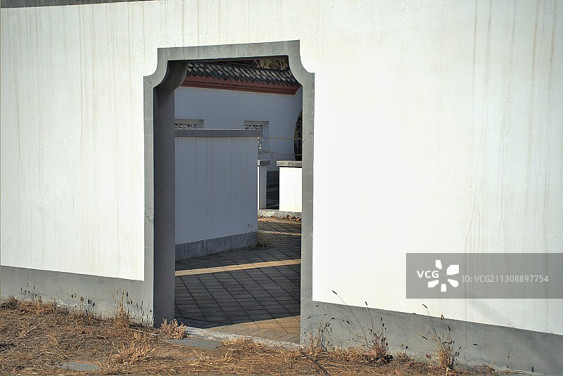 白墙上规规矩矩的门图片素材