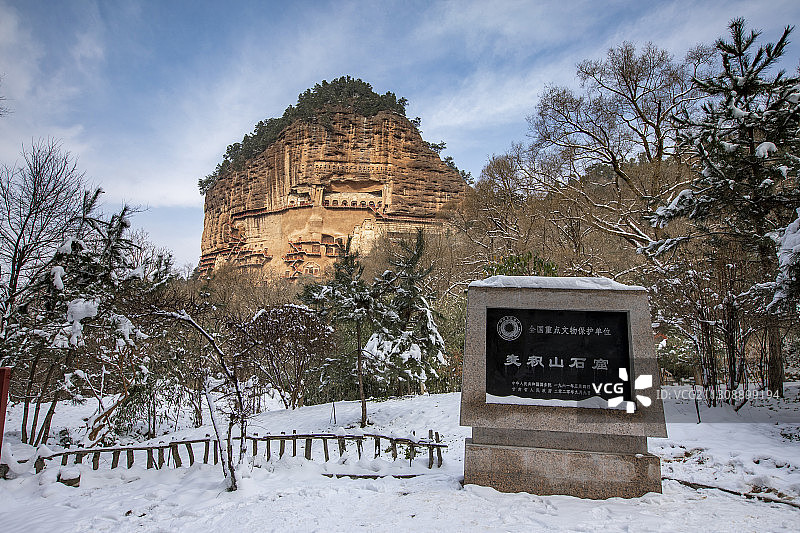雪后麦积山图片素材