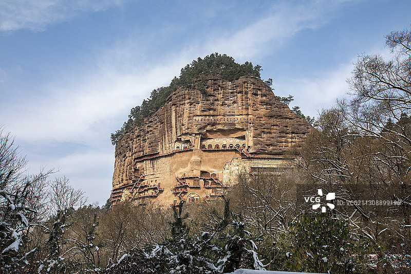 雪后麦积山图片素材