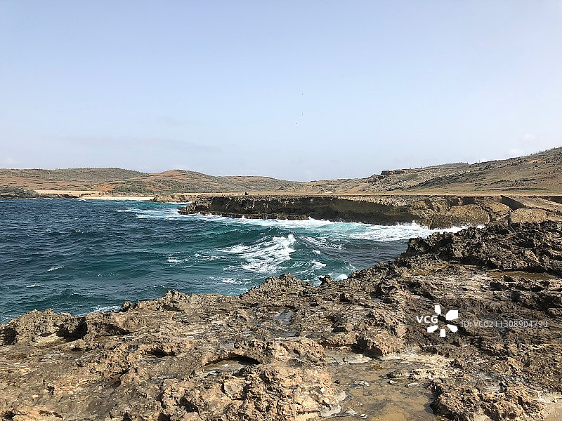 阿鲁巴的晴朗天空下的海景图片素材