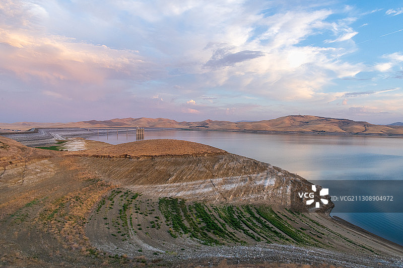美国加利福尼亚州圣路易斯水库日落时分湖光天色美景图片素材