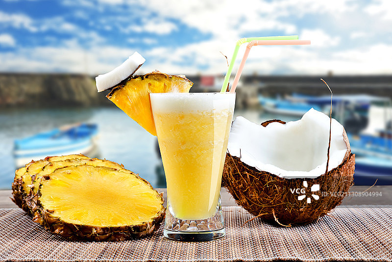 天空背景下的桌上椰子特写图片素材