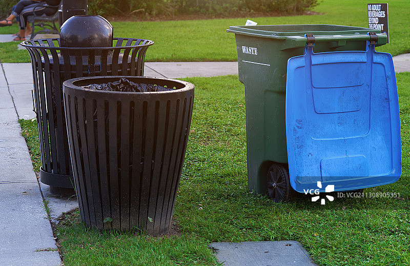 公园内用于废物管理的垃圾回收箱图片素材