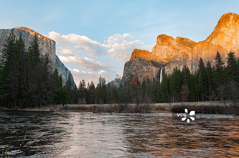 美国加州约塞米蒂国家公园：山间河流风光图片素材