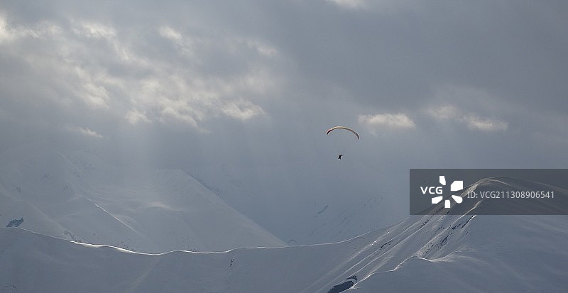 低角度拍摄在古道里滑翔伞的人，格鲁吉亚图片素材