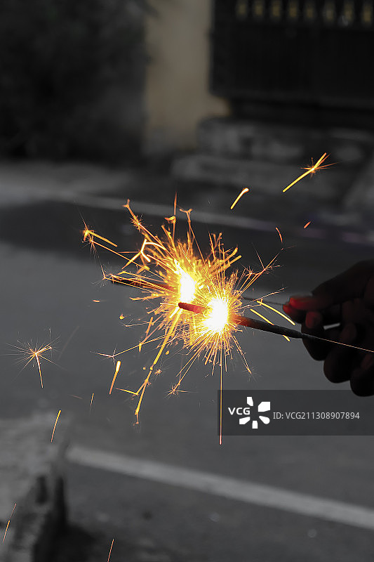 夜晚手持烟花棒（印度泰米尔纳德邦金奈）图片素材