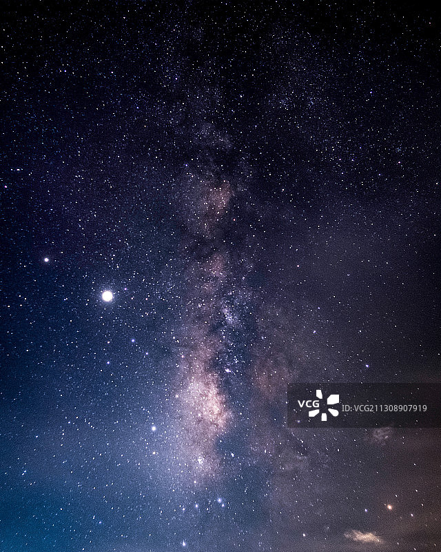 夜空中星星的低角度观图片素材