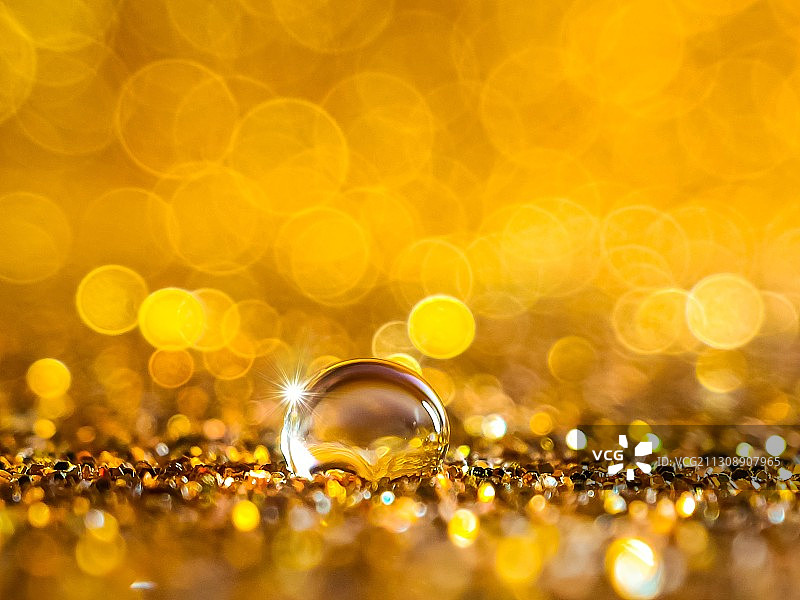 印度奥里萨邦布巴内斯瓦尔桌上的结婚戒指特写图片素材