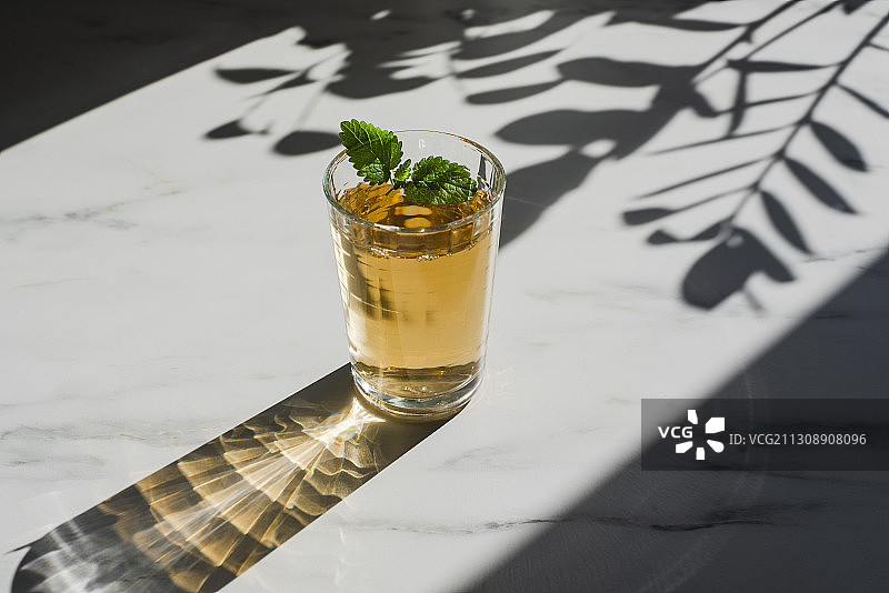 桌子上的饮品（高角度拍摄）图片素材