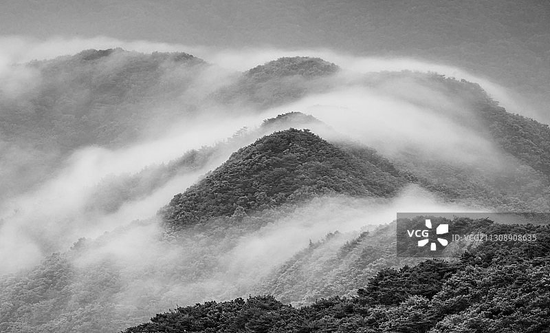 低角度的山对天空图片素材