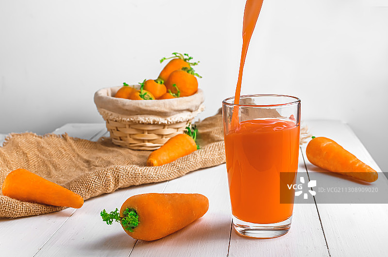 桌子上橙汁的特写图片素材