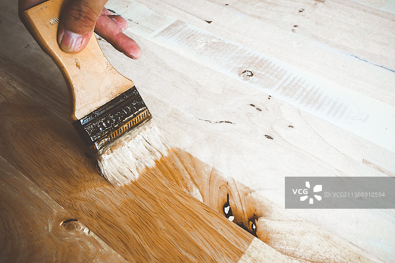 在泰国，女子在木桌上绘画图片素材