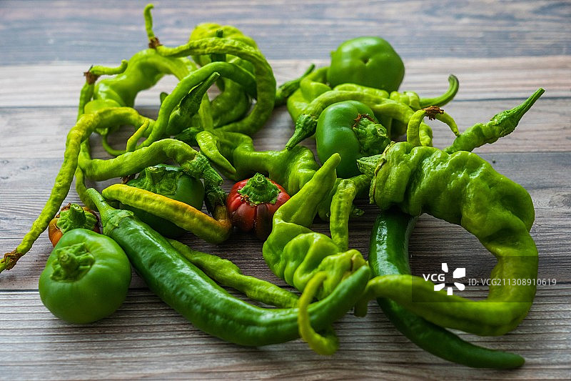 绿色辣椒特写，桌上图片素材