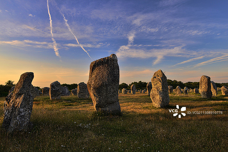 法国卡纳克，田野岩石全景图片素材