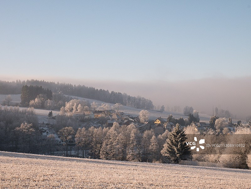 捷克共和国亚布隆内茨市冬季晴空下田野风光图片素材