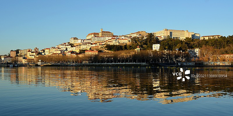 葡萄牙科英布拉的湖畔建筑景观图片素材