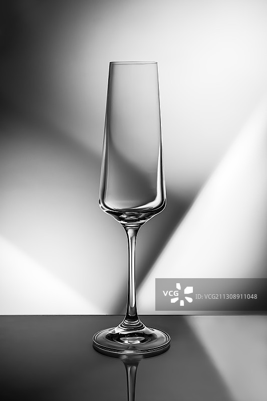 桌上葡萄酒杯特写图片素材