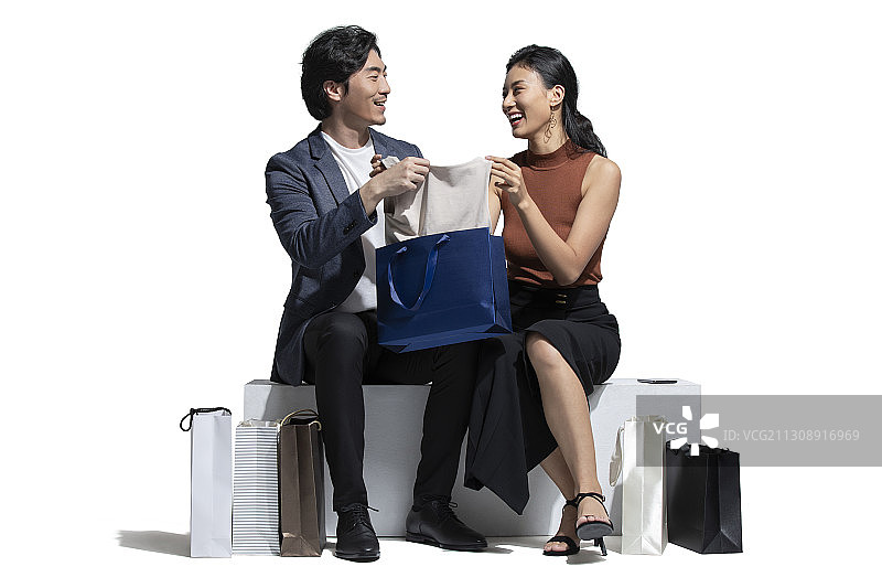 快乐情侣逛完街坐下休息图片素材