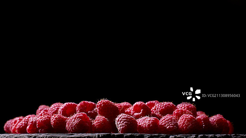 黑色背景下的覆盆子特写图片素材