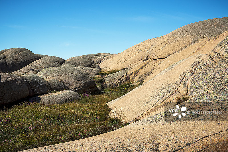 瑞典吕瑟希尔的岩石山脉与蓝天美景图片素材