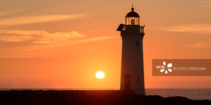 澳大利亚维多利亚州仙女港日落时分灯塔剪影图片素材