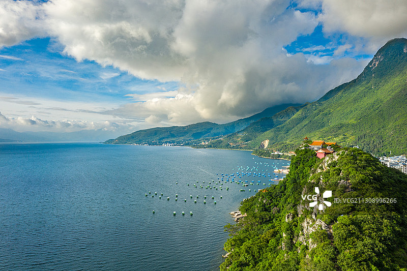 航拍抚仙湖日出，笔架山顶的中式凉亭，水面波光粼粼图片素材