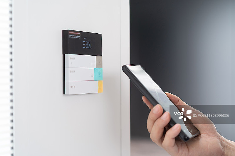 手机控制室内电气，智能家居概念图片素材