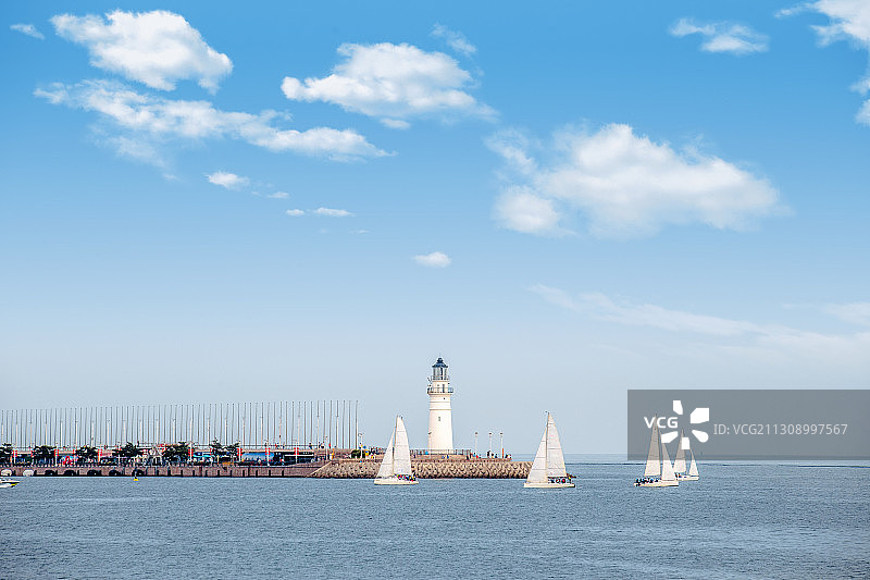 青岛奥帆中心灯塔帆船风景图片素材