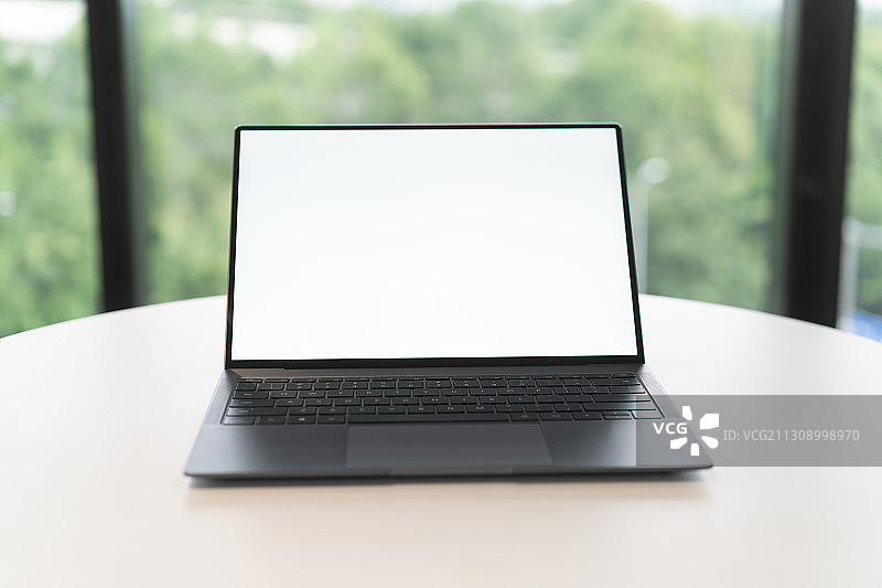 桌上的笔记本电脑图片素材